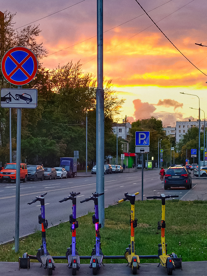 Парковка самокатов здорового человека на улице Юных Ленинцев