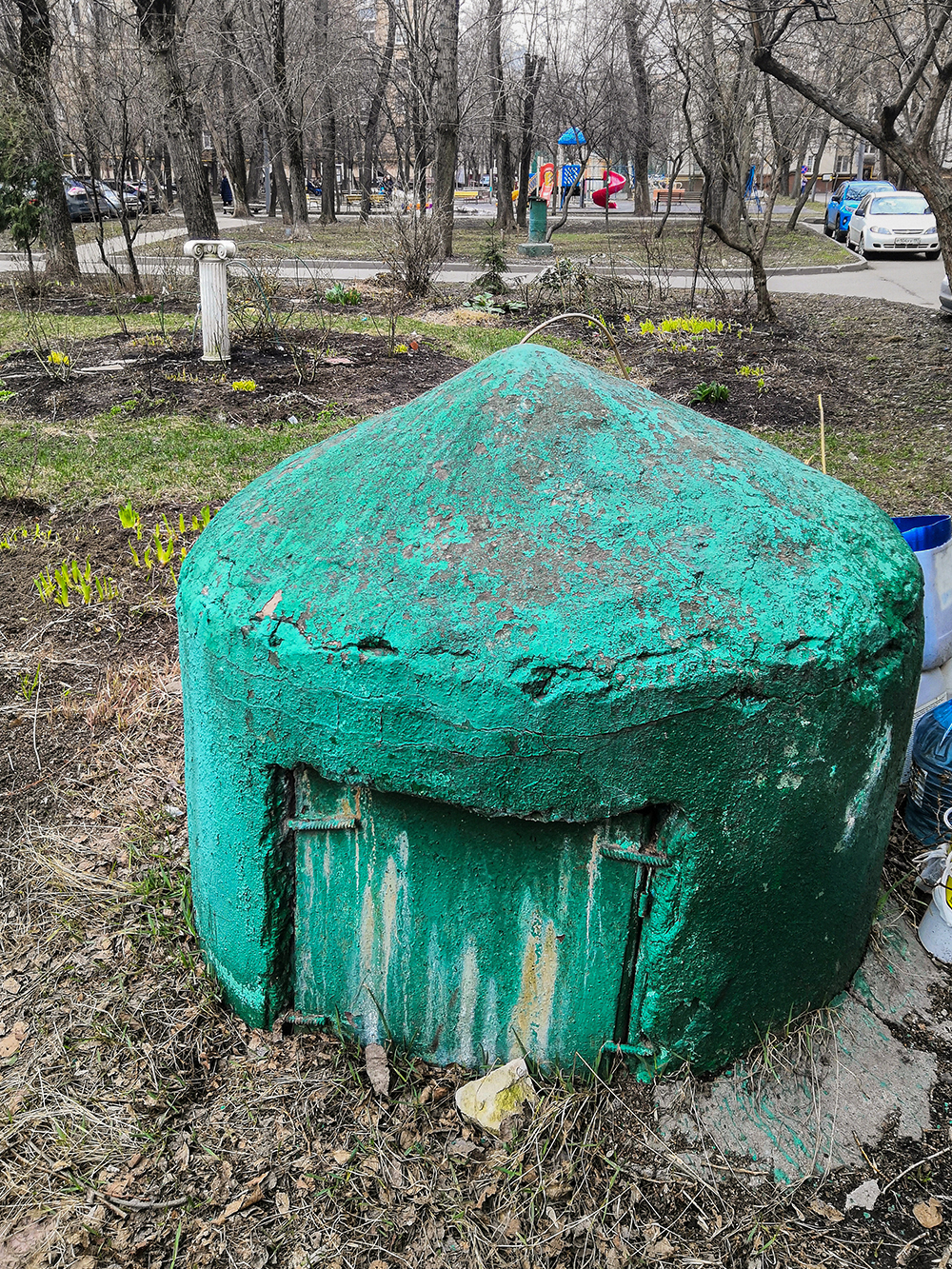 Тут под землей находится бомбоубежище. На поверхности — технические объекты