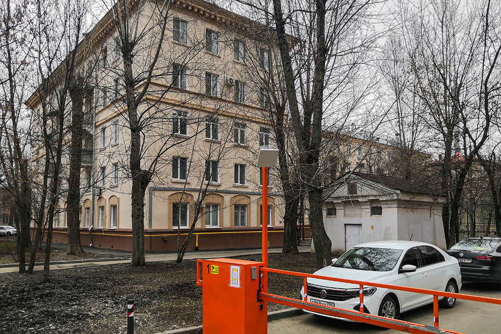 Сейчас мы закрываем двор шлагбаумами, чтобы посторонние не ездили и не парковались. Процесс тянется с 2017 года и до конца еще не решен