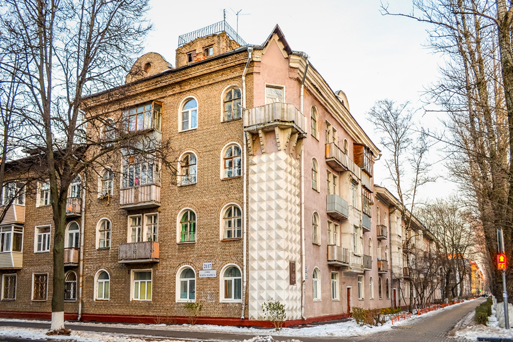 Один из самых красивых домов города, на мой взгляд, но в нем квартиры не продавались. Источник: asi.org.ru