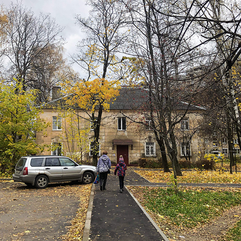 Наш дом стоит в глубине очень зеленого двора, а на улице всегда есть место для парковки