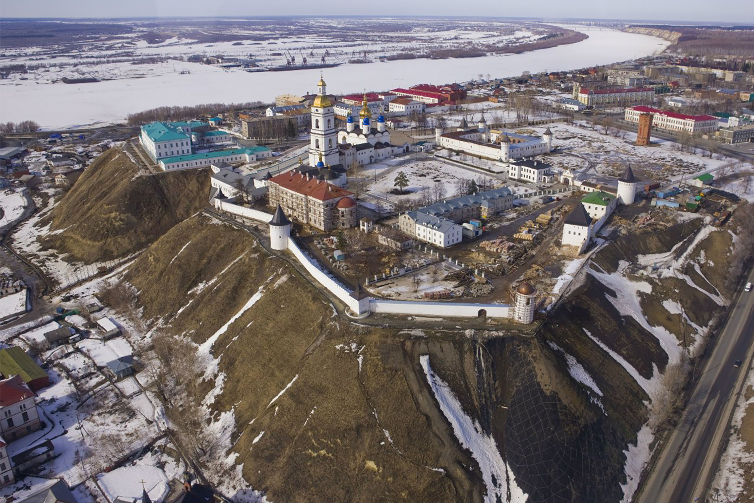 В 2008 году Тобольск посетил Дмитрий Медведев. Он полетал над городом на вертолете и снял наш кремль. Фотография: Dmitry Medvedev / Wikimedia Commons