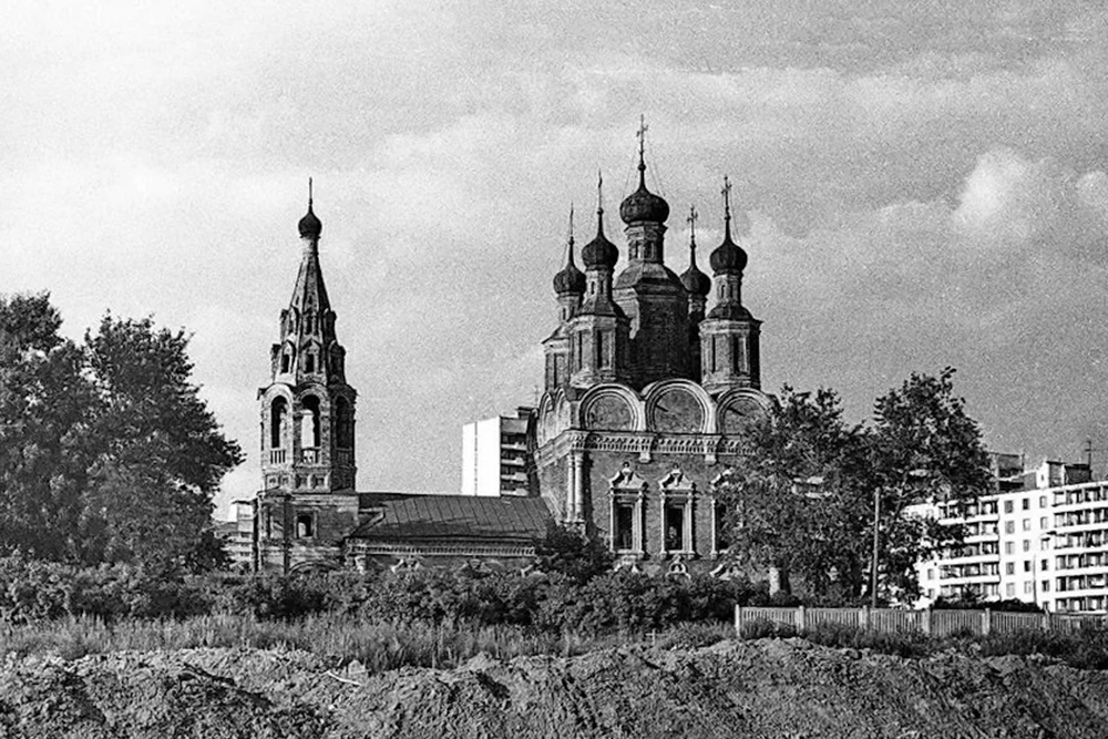 Фото церкви 1976 года. Уже в наше время в ней крестили моего папу. Источник: pastvu.com