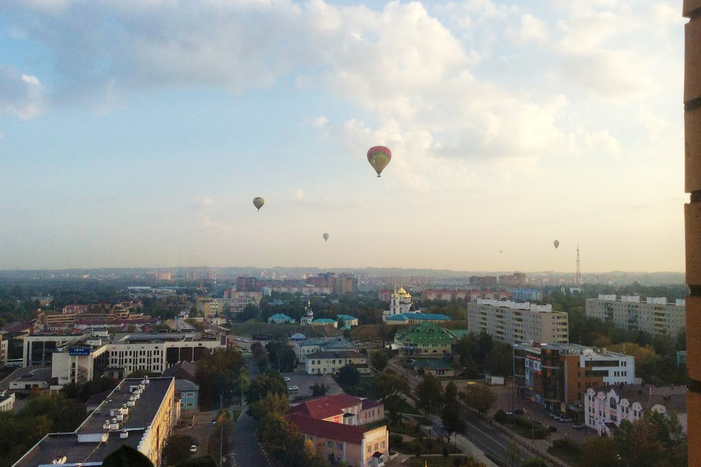 Это вид из моего окна. В тот день над городом летали воздушные шары, это было очень красиво