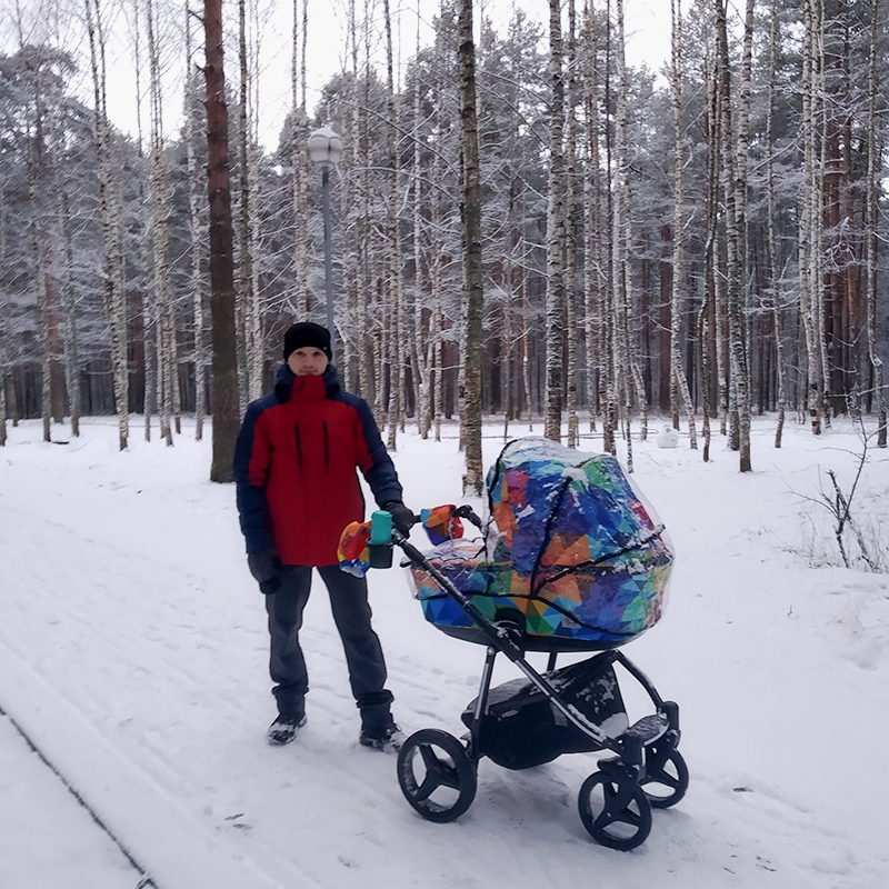 Это коляска-трансформер «два в одном». Для зимних прогулок по городским паркам и более-менее чистым дорожкам она подходит