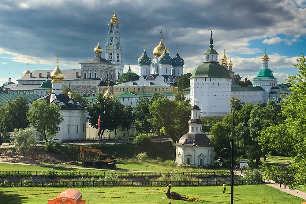 Вид на Троице-Сергиеву лавру со стороны города. Фото сделали со смотровой площадки на Блинной горе