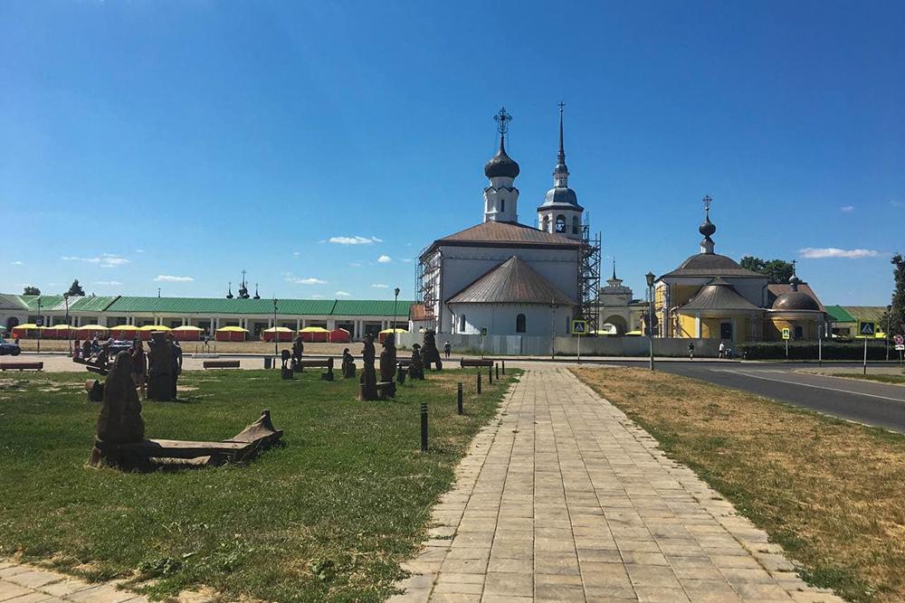 Главная площадь Суздаля с гостиным двором